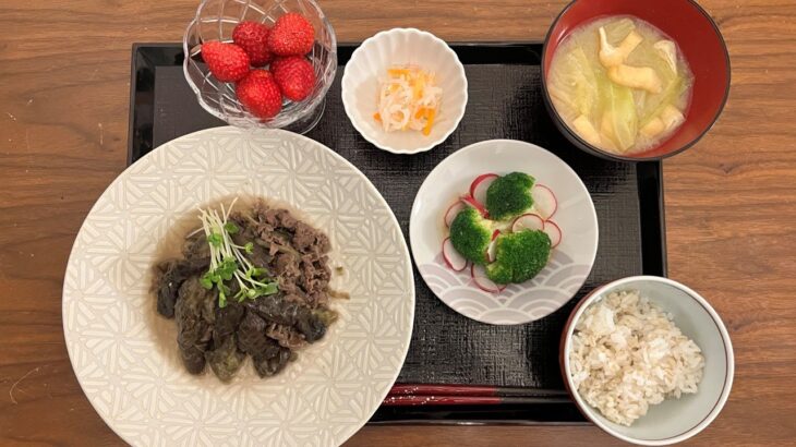 【糖尿病の食事】ナスと牛肉の煮物。運動なし、食事改善だけで血糖値が下がる⁈ 糖尿病患者が血糖値改善の食事・レシピ・献立・作り方を紹介。HbA1cの数値を良くしたい。
