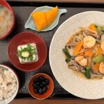 【糖尿病の食事】野菜炒め&なめこ汁。いっぱい食べて、しっかり歩く！12,000歩　糖尿病患者が血糖値改善の食事・レシピ・献立・作り方を紹介。HbA1cの数値を良くしたい。