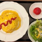 【糖尿病の食事】チキンオムライス&グリーンサラダとすもも。血糖値を下げる！ベジファーストと食後の運動 糖尿病患者が血糖値改善の食事・レシピ・献立・作り方を紹介。HbA1cの数値を良くしたい。