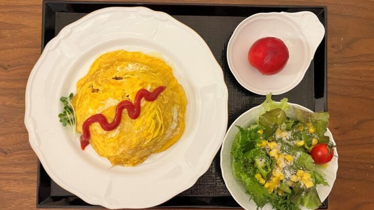 【糖尿病の食事】チキンオムライス&グリーンサラダとすもも。血糖値を下げる！ベジファーストと食後の運動 糖尿病患者が血糖値改善の食事・レシピ・献立・作り方を紹介。HbA1cの数値を良くしたい。
