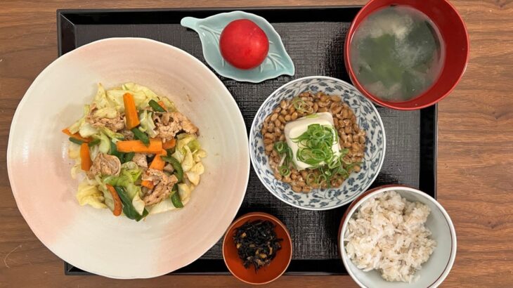 【糖尿病の食事】簡単野菜炒め&納豆とうふ、すももを添えて。糖尿病患者さんのお食事事情 糖尿病患者が血糖値改善の食事・レシピ・献立・作り方を紹介。HbA1cの数値を良くしたい。