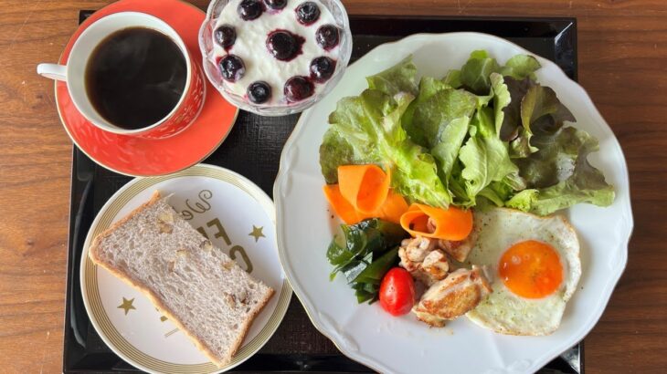 【糖尿病の食事】チキン＆目玉焼きのサラダ。梅干、漬けますか？ 糖尿病患者が血糖値改善の食事・レシピ・献立・作り方を紹介。HbA1cの数値を良くしたい。