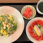 【糖尿病の食事】えびレタス炒飯&トマトたっぷりサラダ。お祝い品にグラスが人気？糖尿病患者が血糖値改善の食事・レシピ・献立・作り方を紹介。HbA1cの数値を良くしたい。