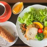 【糖尿病の食事】ガーリック風味、グリルチキン&低糖質ブランロールパン。野菜の量で血糖値が変わる？糖尿病患者が血糖値改善の食事・レシピ・献立・作り方を紹介。HbA1cの数値を良くしたい。