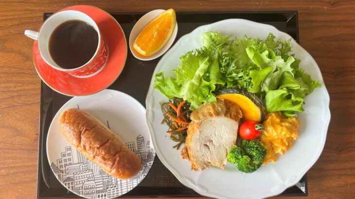 【糖尿病の食事】ガーリック風味、グリルチキン&低糖質ブランロールパン。野菜の量で血糖値が変わる？糖尿病患者が血糖値改善の食事・レシピ・献立・作り方を紹介。HbA1cの数値を良くしたい。
