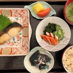 【糖尿病の食事】焼き魚&きゅうりとカニカマの酢の物。蕎麦は血糖値が上がる！でも、緩やかに上昇する　糖尿病患者が血糖値改善の食事・レシピ・献立・作り方を紹介。HbA1cの数値を良くしたい。