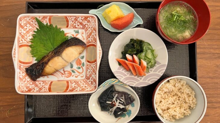 【糖尿病の食事】焼き魚&きゅうりとカニカマの酢の物。蕎麦は血糖値が上がる！でも、緩やかに上昇する　糖尿病患者が血糖値改善の食事・レシピ・献立・作り方を紹介。HbA1cの数値を良くしたい。