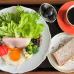 【糖尿病の食事】ロースハム&椎茸のサラダにピオーネ。病気、故障、人生何があるかわからない 糖尿病患者が血糖値改善の食事・レシピ・献立・作り方を紹介。HbA1cの数値を良くしたい。