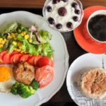【糖尿病の食事】つみれハンバーグ&たっぷりトマトのサラダ。人に合って話をする！刺激を受ける 糖尿病患者が血糖値改善の食事・レシピ・献立・作り方を紹介。HbA1cの数値を良くしたい。