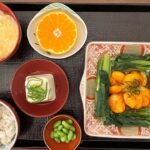 【糖尿病の食事】海老チリ小松菜添え。HgA1c12から14、血糖値600越え！で即入院の知人の話 糖尿病患者が血糖値改善の食事・レシピ・献立・作り方を紹介。HbA1cの数値を良くしたい。