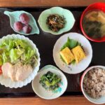 【糖尿病の食事】だし巻き玉子&ほうれん草の胡麻和えとサラダチキンサラダ。血糖値を下げる！寝たままできる運動　糖尿病患者が血糖値改善の食事・レシピ・献立・作り方を紹介。HbA1cの数値を良くしたい。