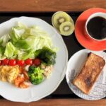 【糖尿病の食事】海老のソテー&プチトマトのサラダ。器に盛る！血糖値コントロールに関係？ 糖尿病患者が血糖値改善の食事・レシピ・献立・作り方を紹介。HbA1cの数値を良くしたい。