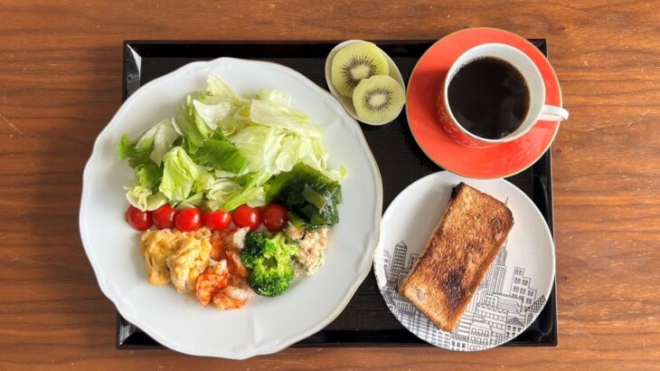 【糖尿病の食事】海老のソテー&プチトマトのサラダ。器に盛る！血糖値コントロールに関係？ 糖尿病患者が血糖値改善の食事・レシピ・献立・作り方を紹介。HbA1cの数値を良くしたい。