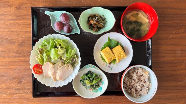 【糖尿病の食事】だし巻き玉子&ほうれん草の胡麻和えとサラダチキンサラダ。血糖値を下げる！寝たままできる運動　糖尿病患者が血糖値改善の食事・レシピ・献立・作り方を紹介。HbA1cの数値を良くしたい。