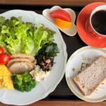 【糖尿病の食事】チーズオムレツ&鶏ハム、生わかめのサラダ。便利なサービスがいっぱい！活用しよ　糖尿病患者が血糖値改善の食事・レシピ・献立・作り方を紹介。HbA1cの数値を良くしたい。