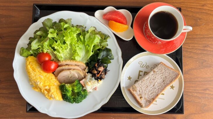 【糖尿病の食事】チーズオムレツ&鶏ハム、生わかめのサラダ。便利なサービスがいっぱい！活用しよ　糖尿病患者が血糖値改善の食事・レシピ・献立・作り方を紹介。HbA1cの数値を良くしたい。