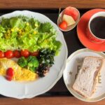 【糖尿病の食事】ミンチ入りオムレツ&ワカメのサラダ。食材高騰中のフードロス