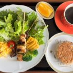 【糖尿病の食事】焼鳥&チーズスクランブルエッグのサラダ。糖尿病、過信は禁物！