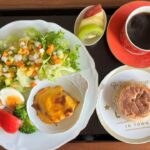 【糖尿病の食事】こんがりチーズのチキン&リーフレタスにピクルスをのせたサラダ。仕事と遊びのバランスで体調管理