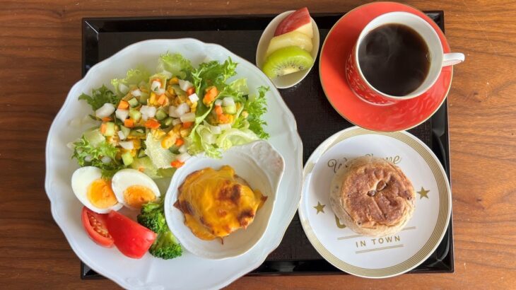 【糖尿病の食事】こんがりチーズのチキン&リーフレタスにピクルスをのせたサラダ。仕事と遊びのバランスで体調管理