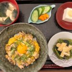 【糖尿病の食事】親子丼&小松菜と薄揚げの煮浸し、ぬか漬けを添えて。外食の血糖値コントロール、解決策はこれ