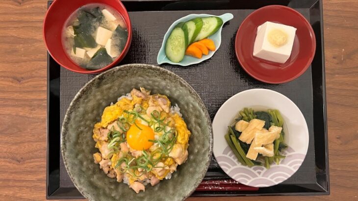 【糖尿病の食事】親子丼&小松菜と薄揚げの煮浸し、ぬか漬けを添えて。外食の血糖値コントロール、解決策はこれ