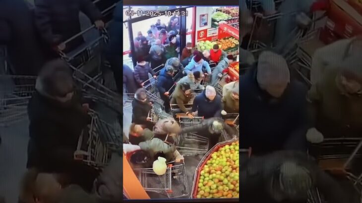 Бабушки устройли мега толкучку в честь скидок для пенсионеров. Телеграм с NFT гифтами onegiftcasebot