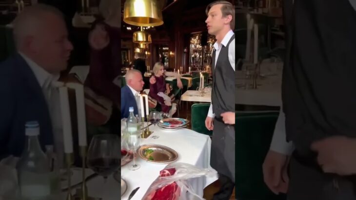 В Москве официант исполнил нормально так… Видимо выпал крутой NFT гифт в телеге на onegiftcasebot