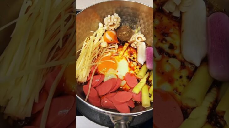 雖然超級簡單 但是每天這樣搞 高機率 糖尿病製造出來 哈哈哈哈哈哈哈 #廢片 #food #晚餐 #宵夜  泡麵 加一堆料