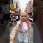 女網紅走在路上，粉絲大喊糖尿病保健話題。