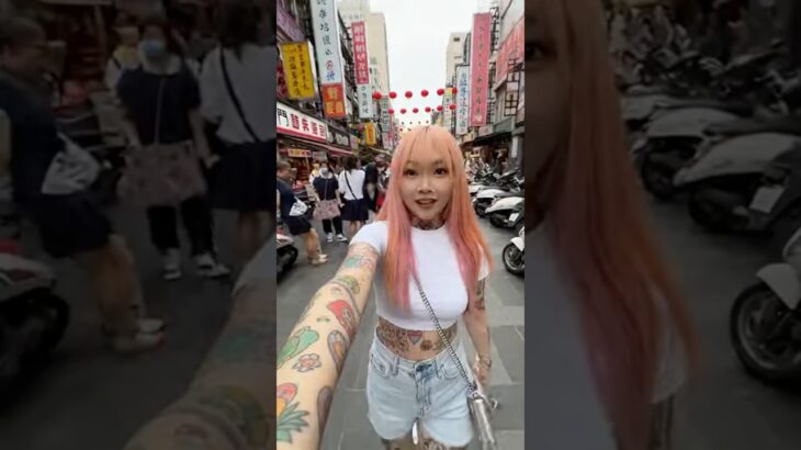 女網紅走在路上，粉絲大喊糖尿病保健話題。