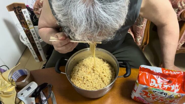 還暦糖尿病オヤジがサッポロ一番みそラーメンをノーカット撮影で限界まで食べました。大食いユーチューバーデビューです。食の変態の楽々ちゃんのモノマネもしていますｗｂｙ本物霊能者ゴールドキャット